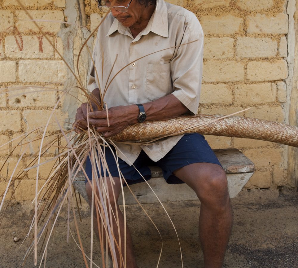 Macushi people &weaving split vine
Yupukari village
Savannah, Rupununi
GUYANA
South America